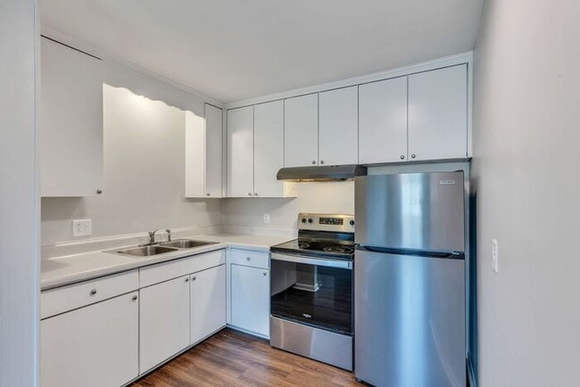 Building Photo - Remodeled 1 Bedroom Apartment!!! Walk to t...