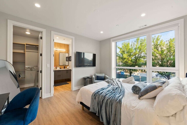 Building Photo - 2344 W Polk St