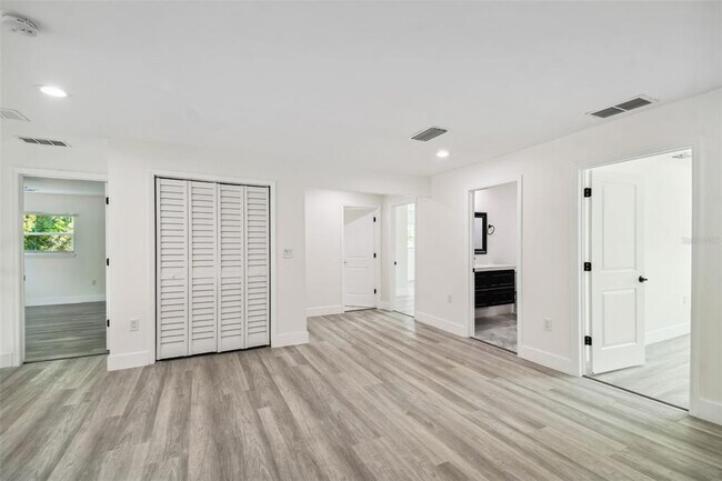 Building Photo - 4910 W San Miguel St