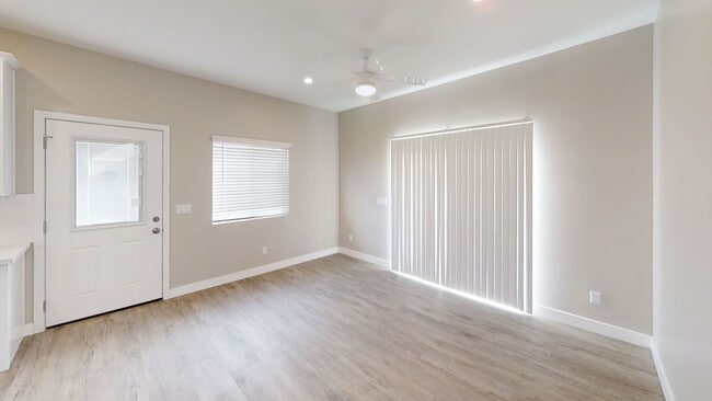 Building Photo - 4BD/2BA, Great Yard!