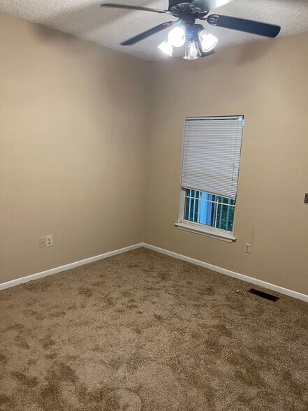 Building Photo - AVAILABLE NOW!