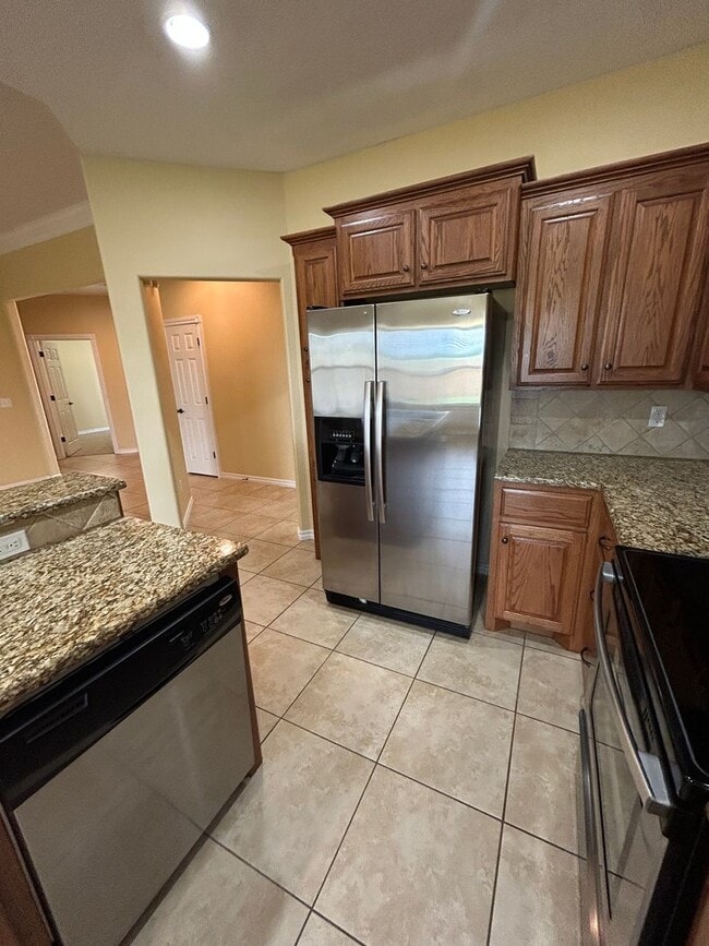 Building Photo - 4 bedroom, 2 bathroom NOW Available!