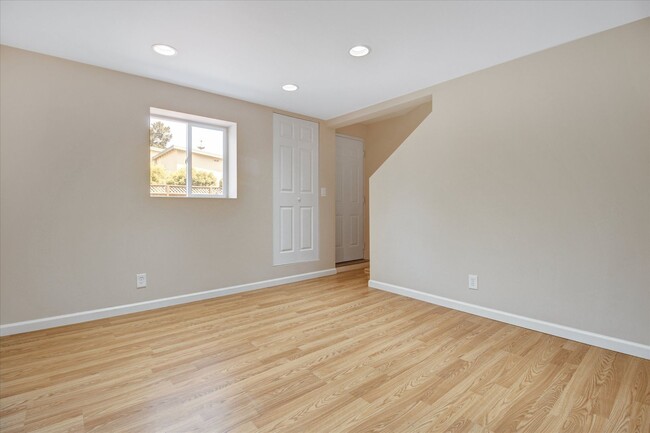 Building Photo - Spacious Westlake Home