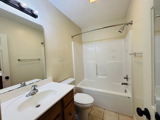 Building Photo - 812 Glade Rd