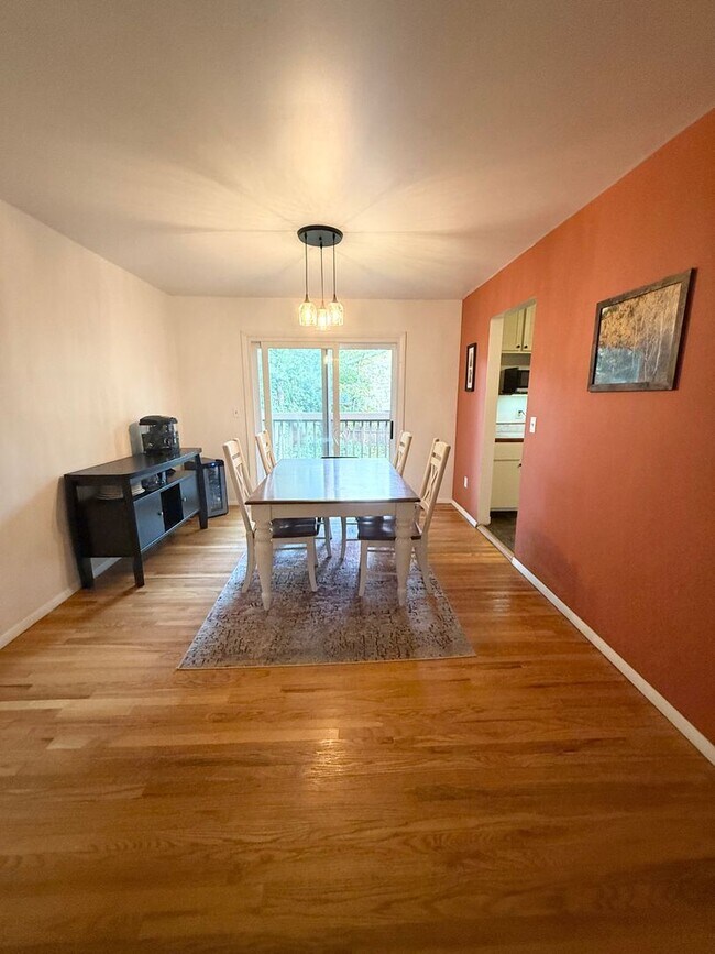 Building Photo - AVAILABLE NOW AUGUST 2025.  MONTHLY RENT I...