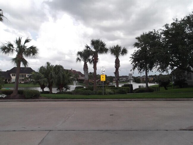 Building Photo - 1722 Parklake Village Dr