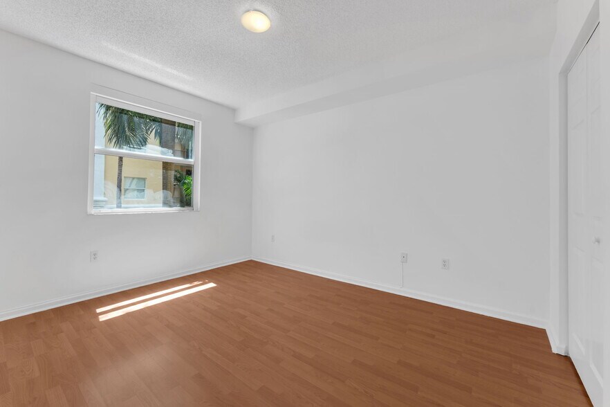 Building Photo - 17100 N Bay Rd