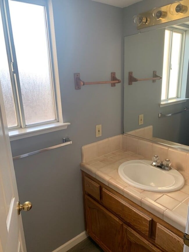 Building Photo - Beautiful 4 Bedroom 2 Bath Located in Nort...