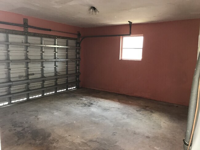 Building Photo - Large 5-2 house in Oakland Park