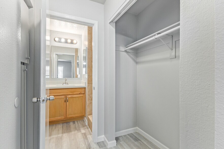 Mstr Bath/Closet - 2937 E Beck Ln