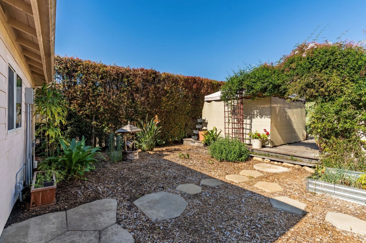 Building Photo - 4593 Hollister Ave