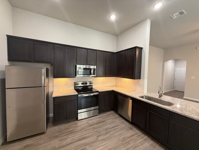 Building Photo - 3bd 2ba Prime Location