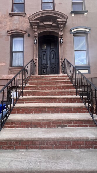 EXTERIOR ENTRANCE - 548 Bramhall Ave