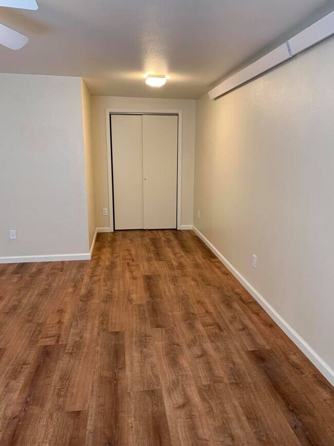 Building Photo - 407 2nd St W