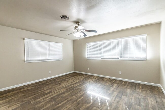 Building Photo - Completely renovated with beautiful updates!