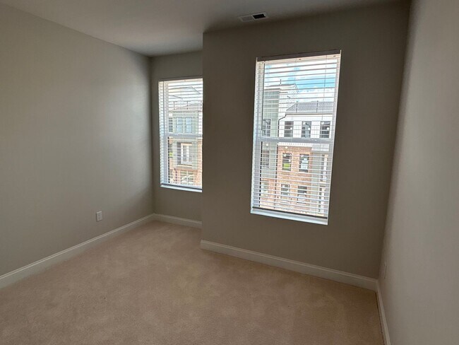 Building Photo - Luxury Condo in Raleigh - 3 beds|2.5 baths...
