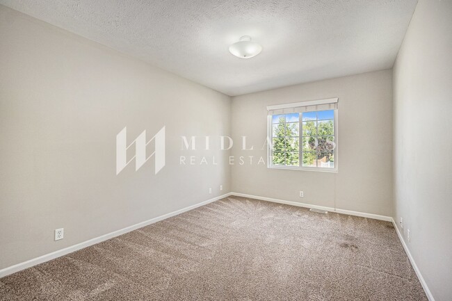 Building Photo - Bellevue Split Entry
