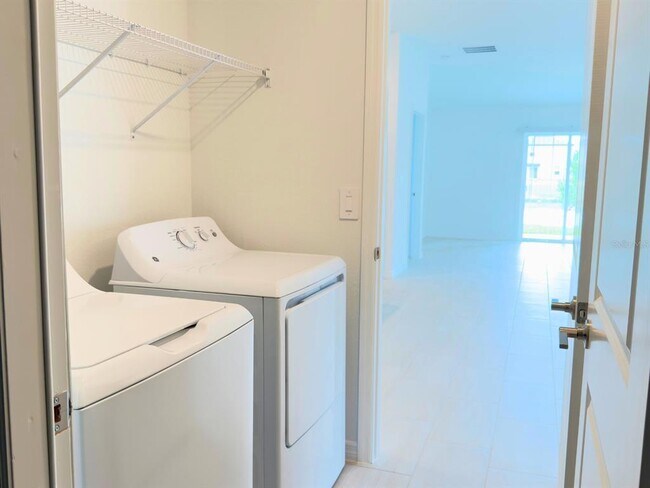 Building Photo - 2318 Allium Roseum Ln