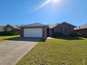 Building Photo - (3) Bed/(2) Bath In NE Norman Avail NOW!