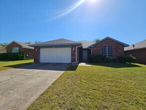 Building Photo - REDUCED! (3) Bed/(2) Bath In NE Norman Ava...