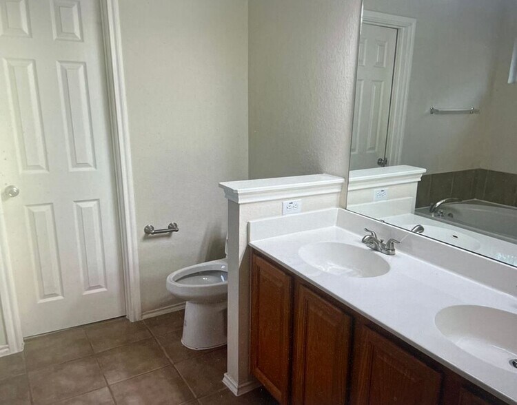 Building Photo - 1341 Beechwood Dr