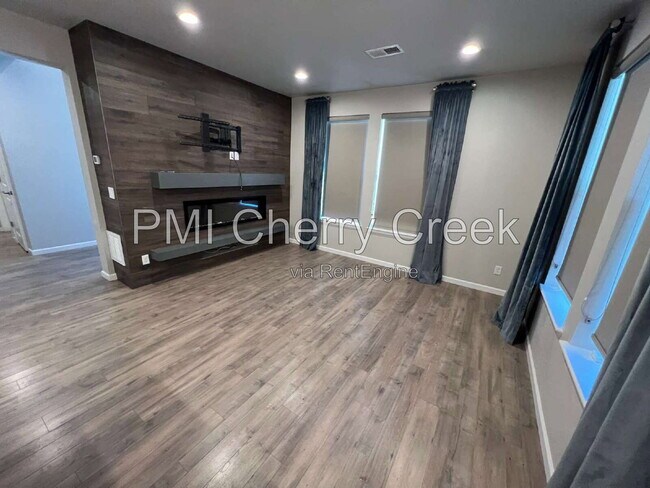 Building Photo - 9010 E Caley Way