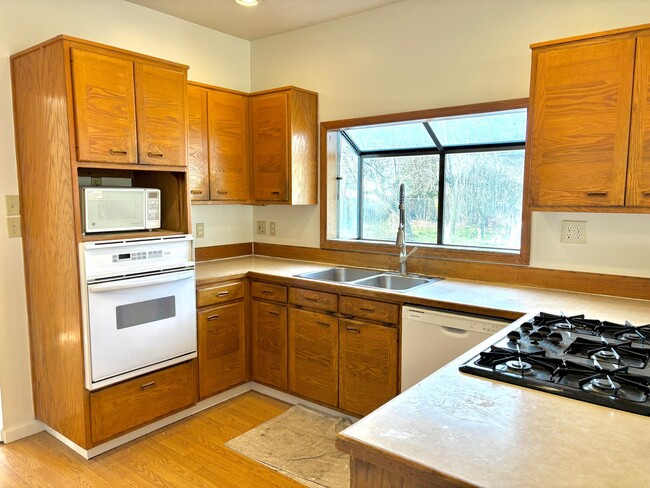 Building Photo - Charming Home in the Conveniently Located Southgate Neighborhood, Character-Rich Trims and Fully ...