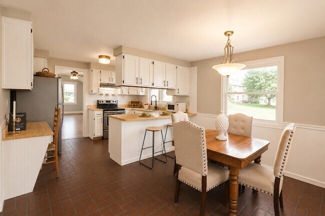 Building Photo - 2757 School Dr