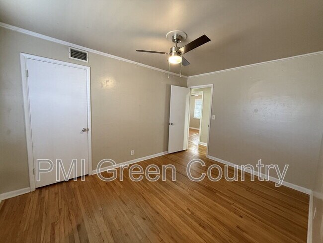 Building Photo - 1127 E 53rd Pl