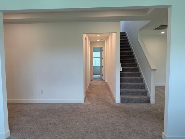 Building Photo - 5 Bedroom 4 Bath W/Office & 3-Car Garage (...
