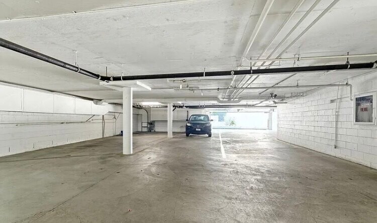 Building Photo - 1310 Roxbury Dr