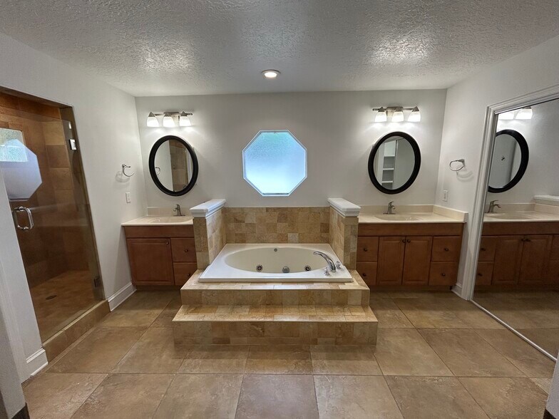 Building Photo - 942 Deerwood Loop