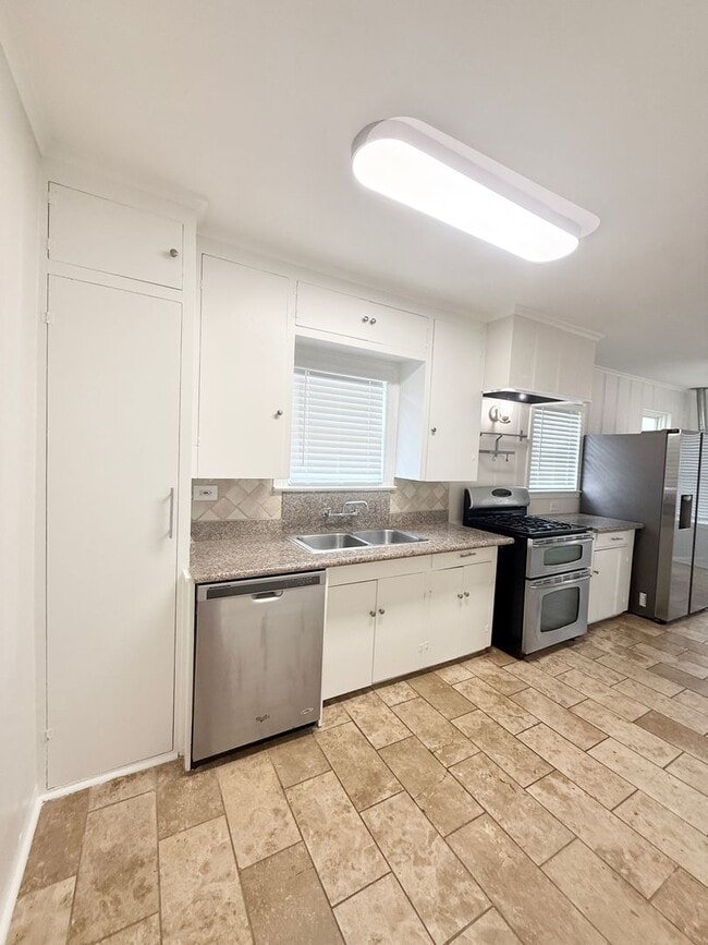 Building Photo - GAL13