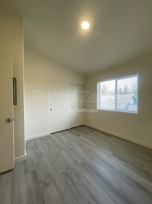 Building Photo - 6702 SE 80th Ave