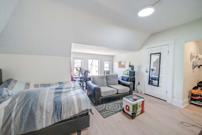 Building Photo - Massive Newly Renovated 11-Bedroom House o...