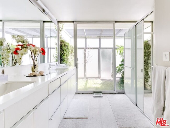 Building Photo - 5470 Katherine Ave