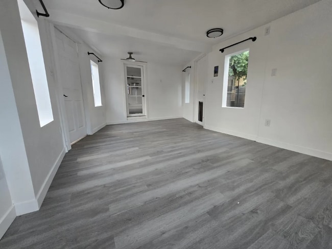 Building Photo - 214 Stark St
