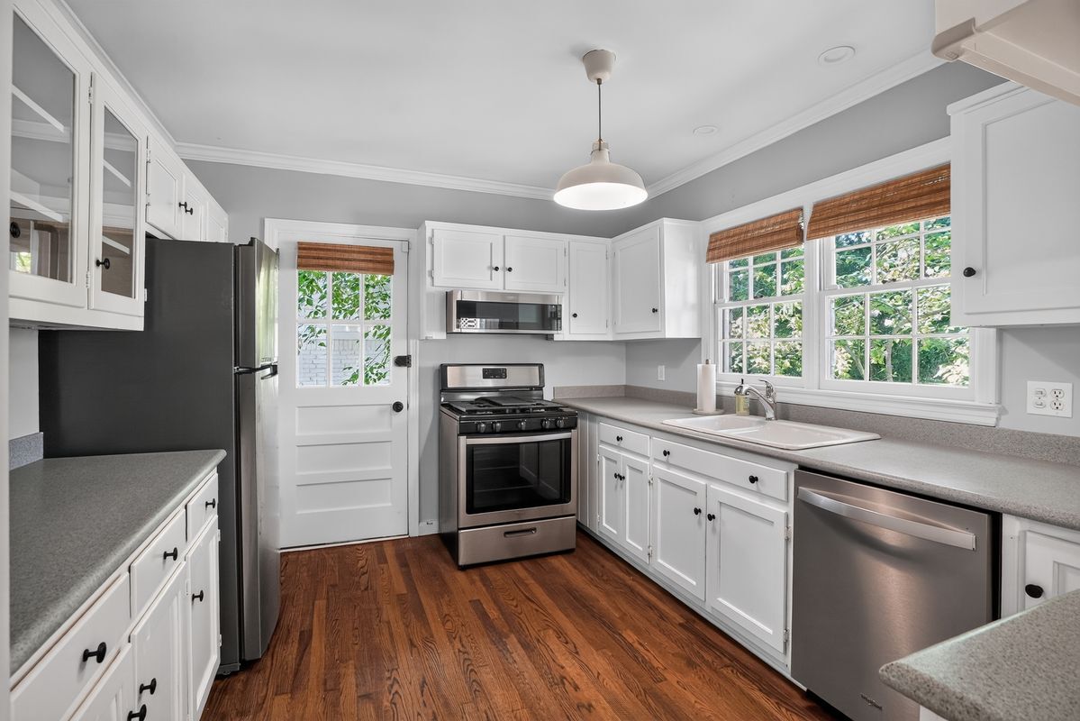 Building Photo - 807 Cardova Dr NE