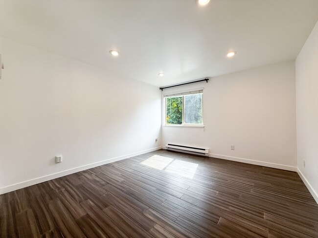 Building Photo - 4717 W Lake Sammamish Pkwy SE