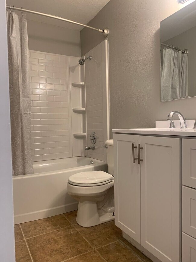 Building Photo - Charming Two Bedroom Downtown Springdale -