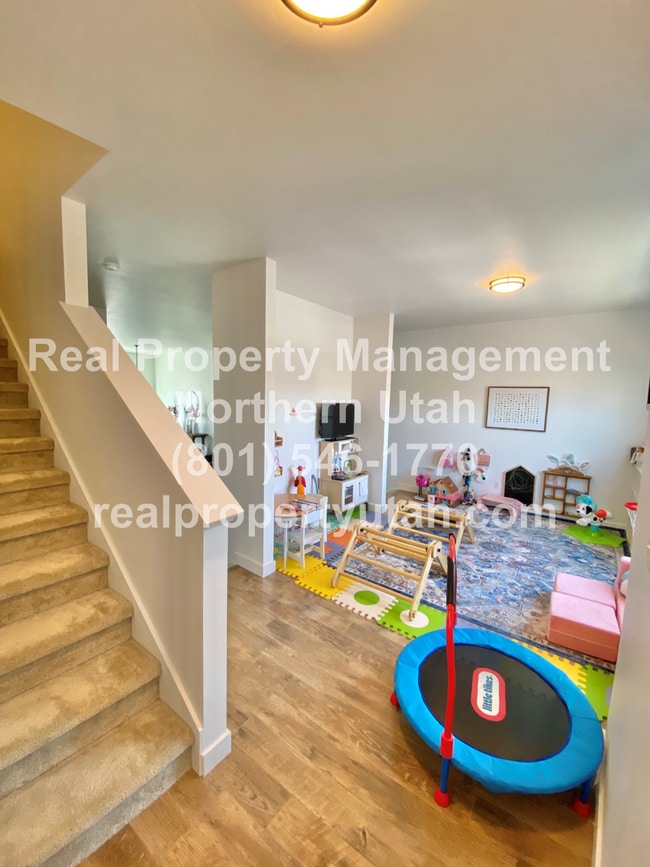 Building Photo - 3 Bed 3.5 Bath Layton Townhome Coming Soon!
