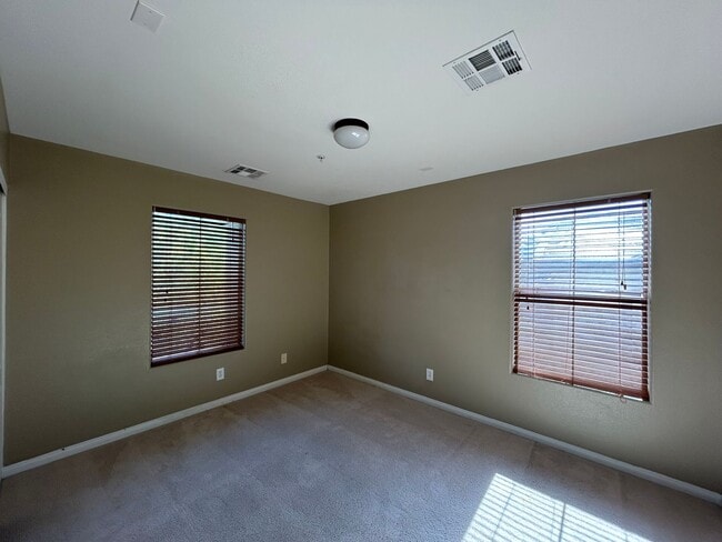 Building Photo - Great Henderson property