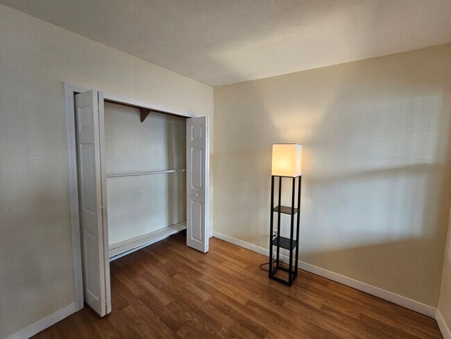 Building Photo - 464 Meridian St