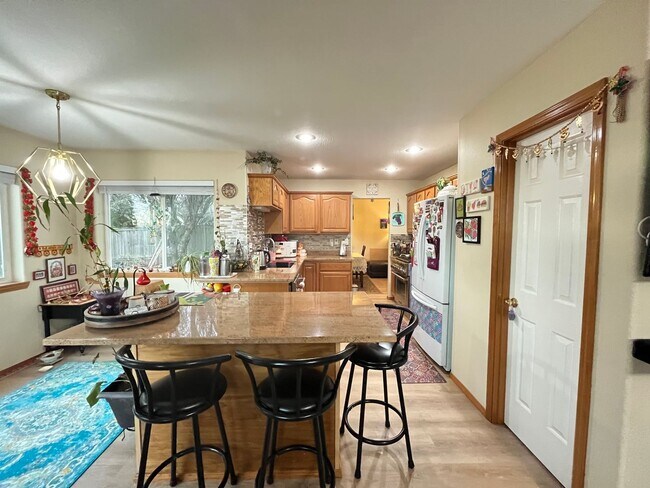 Building Photo - Beautiful 3 Bed, 2.5 Bath House in Central...