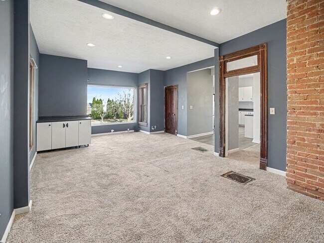 Building Photo - 6801 Lexington Ave