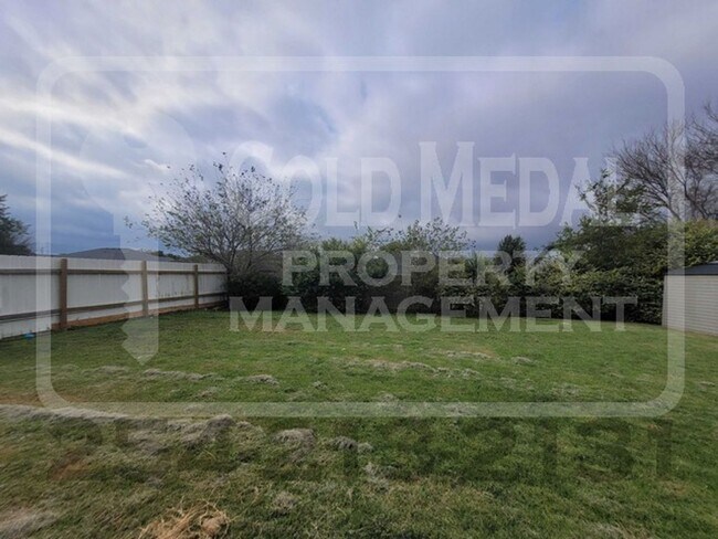 Building Photo - Charming 4-Bed, 2-Bath now available for r...