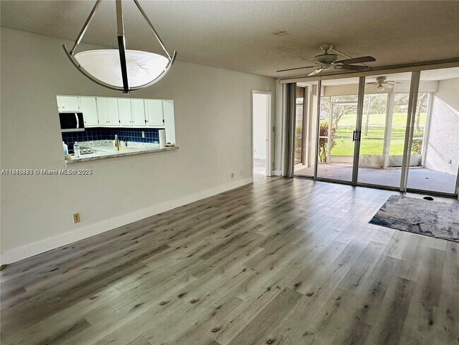 Building Photo - 9501 Seagrape Dr