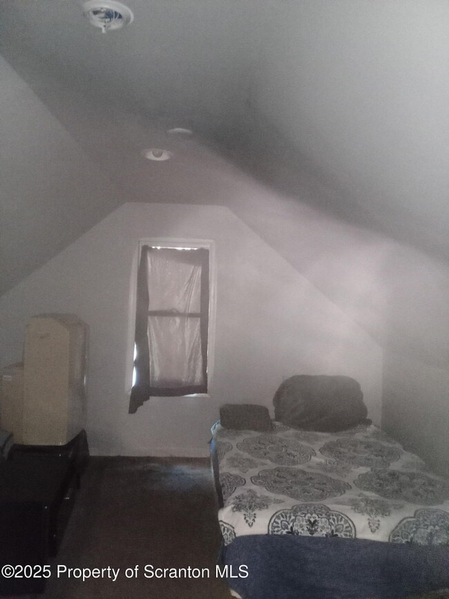 Building Photo - 954 E Elm St