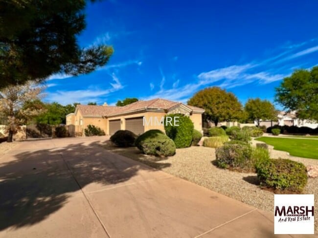 Building Photo - Resort style custom home with 6 bedrooms and private pool in Chandler!