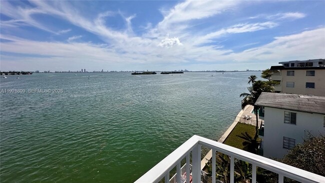 Building Photo - 7825 NE Bayshore Ct